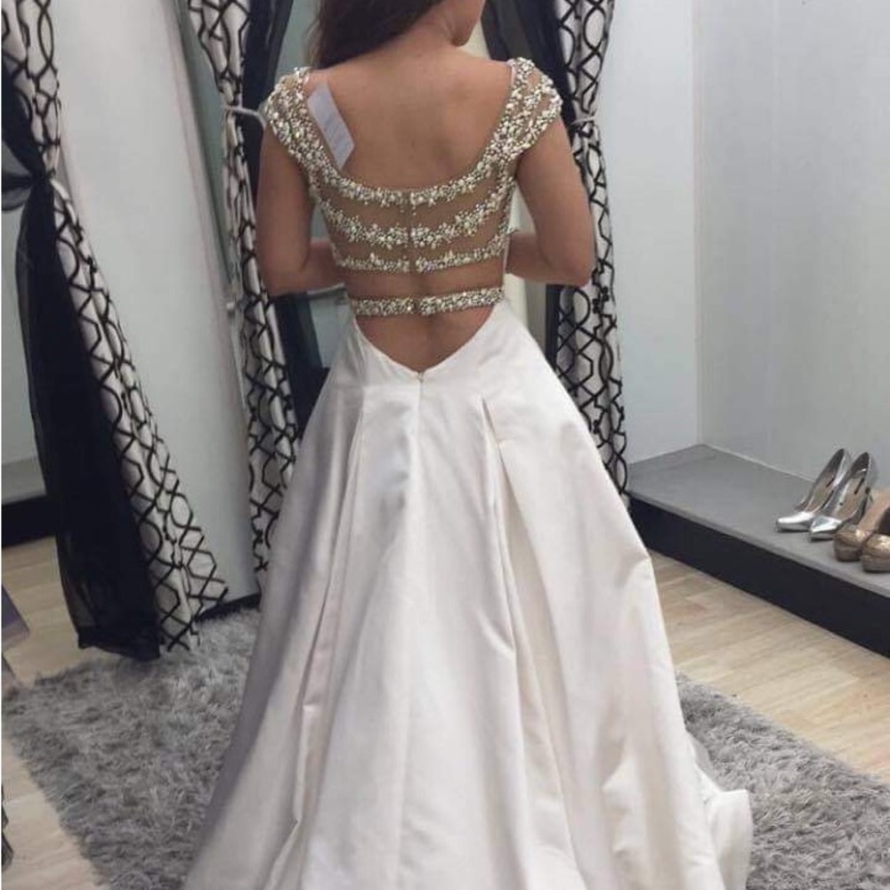 Wedding dress size 4 Ballgown/princess style
